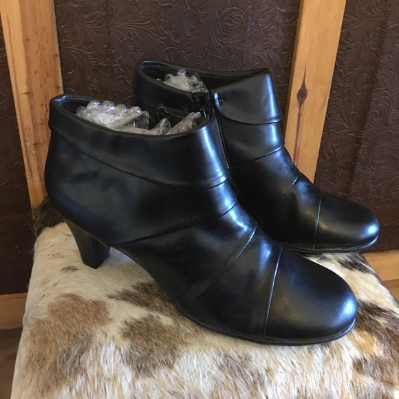Aerosoles black play pleat heeled ankle bootie 7M - Picture 1 of 11